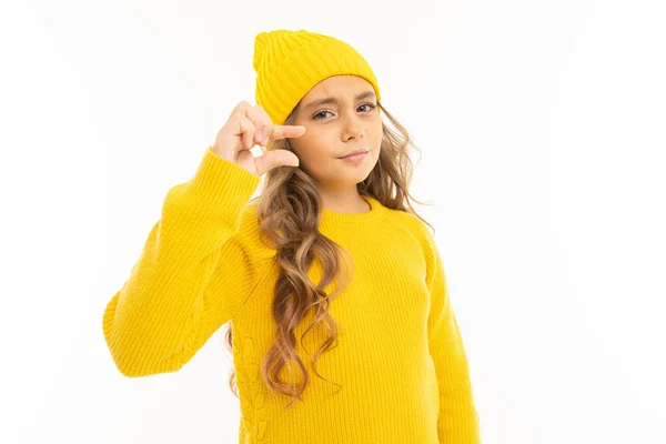 Mooi Meisje Gele Kleren Poseren Tegen Witte Achtergrond — Stockfoto