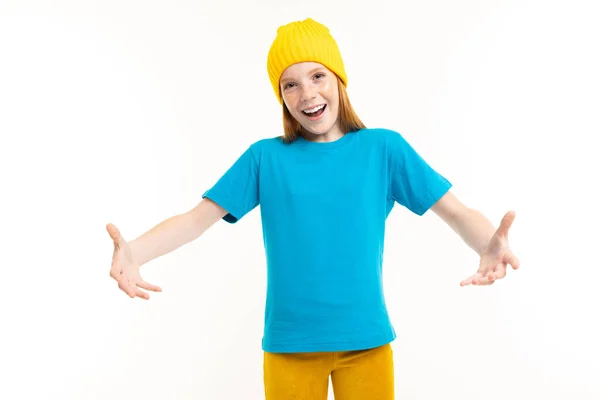 Carino Adolescente Cappello Giallo Posa Contro Sfondo Bianco — Foto Stock