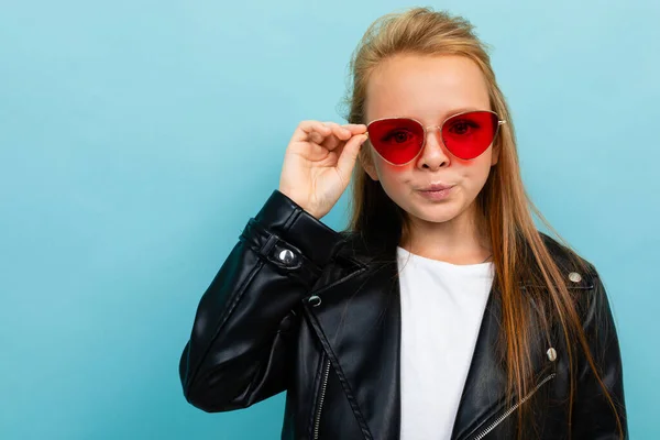 Linda Niña Chaqueta Cuero Negro Posando Con Gafas Sol Colores — Foto de Stock