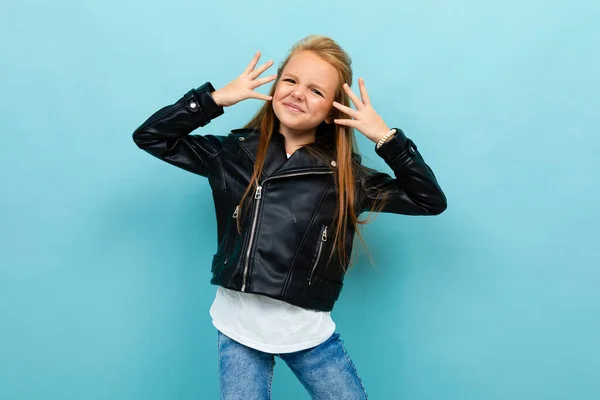 Klein Cool Meisje Zwart Lederen Jas Poseren Tegen Blauwe Achtergrond — Stockfoto