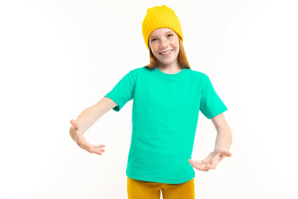 Linda Adolescente Sombrero Amarillo Posando Sobre Fondo Blanco —  Fotos de Stock