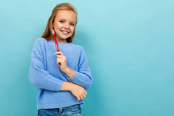 Kleines Mädchen Posiert Mit Zahnbürste Vor Blauem Hintergrund — Stockfoto