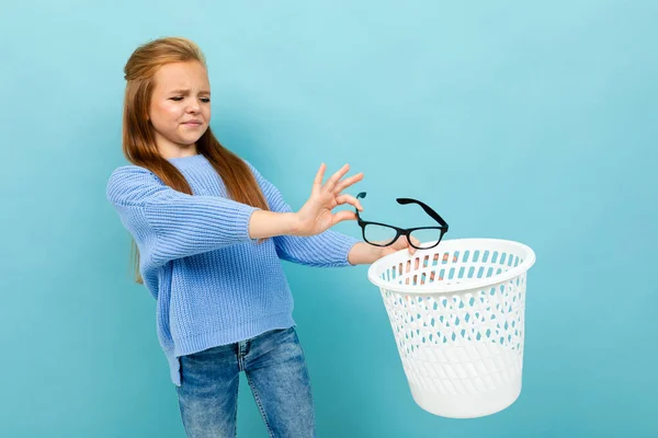 Niña Inteligente Posando Con Gafas Papelera Sobre Fondo Azul — Foto de Stock