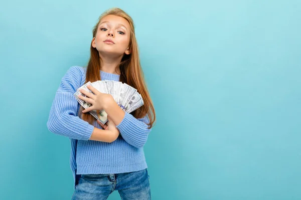 Carino Bambina Con Soldi Posa Contro Blu Sfondo — Foto Stock