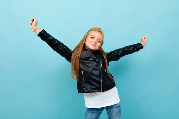Kleines Cooles Mädchen Schwarzer Lederjacke Posiert Vor Blauem Hintergrund — Stockfoto