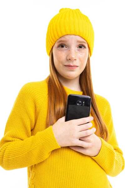 Χαριτωμένο Κορίτσι Φορώντας Κίτρινα Ρούχα Ποζάρουν Τηλέφωνο Λευκό Φόντο — Φωτογραφία Αρχείου