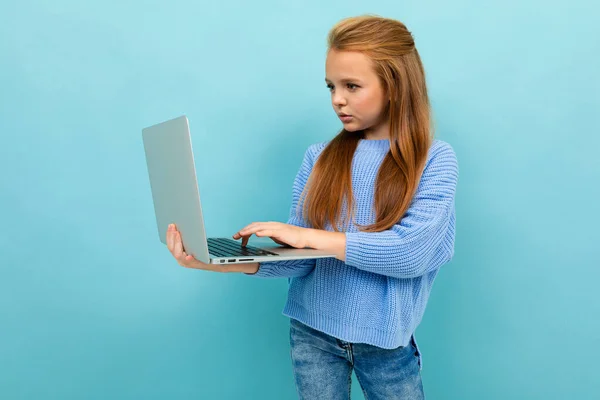 Mała Dziewczynka Pozowanie Laptopem Niebieskim Tle — Zdjęcie stockowe