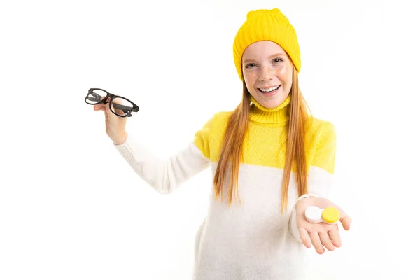 Linda Adolescente Sombrero Amarillo Posando Con Gafas Sobre Fondo Blanco —  Fotos de Stock