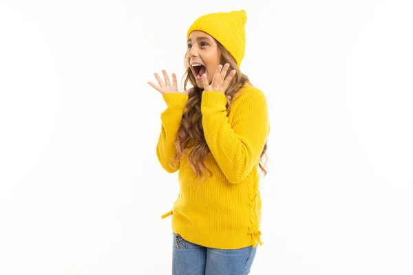 Menina Bonita Roupas Amarelas Posando Contra Fundo Branco — Fotografia de Stock