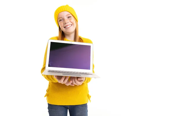 Słodkie Dziewczyna Noszenie Żółty Ubrania Gospodarstwa Laptop — Zdjęcie stockowe