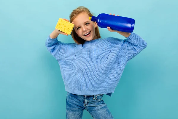 Niña Posando Con Botella Detergente Paño Sobre Fondo Azul — Foto de Stock