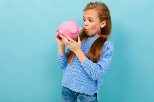 Mała Dziewczynka Pozowanie Świnka Bank Niebieskim Tle — Zdjęcie stockowe