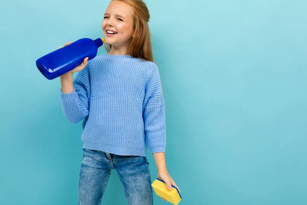 Niña Posando Con Botella Detergente Paño Sobre Fondo Azul — Foto de Stock