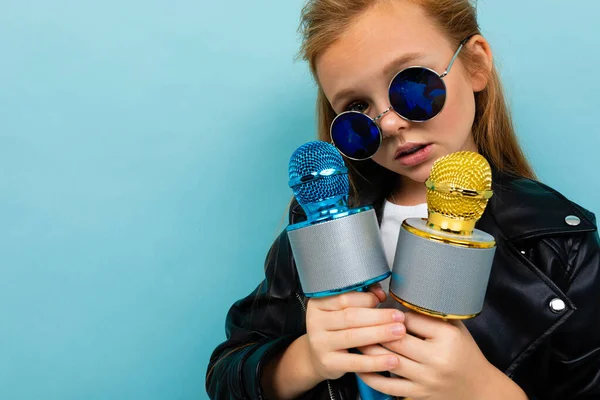 Cute Little Girl Czarnej Skórzanej Kurtce Pozowanie Dwoma Mikrofonami Niebieskim — Zdjęcie stockowe