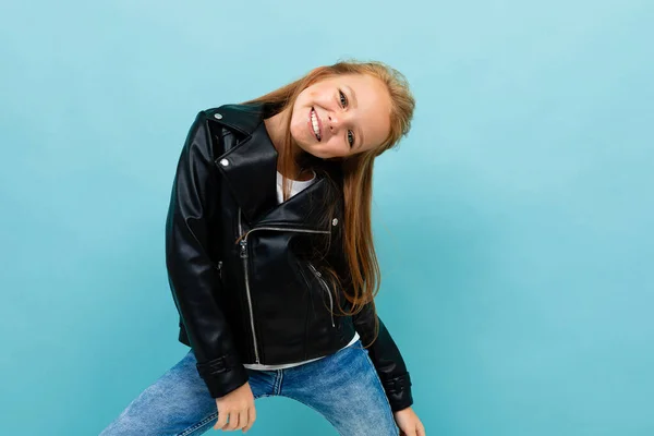 Kleines Cooles Mädchen Schwarzer Lederjacke Posiert Vor Blauem Hintergrund — Stockfoto