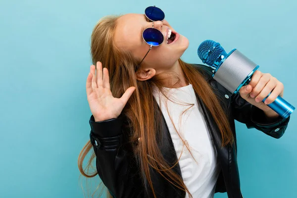 Linda Niña Chaqueta Cuero Negro Posando Con Micrófono Sobre Fondo — Foto de Stock