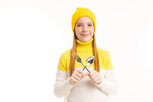 Linda Adolescente Sombrero Amarillo Posando Con Tenedor Cuchillo Sobre Fondo —  Fotos de Stock