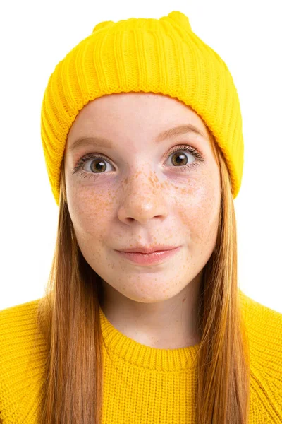 Close Retrato Menina Bonito Chapéu Amarelo — Fotografia de Stock