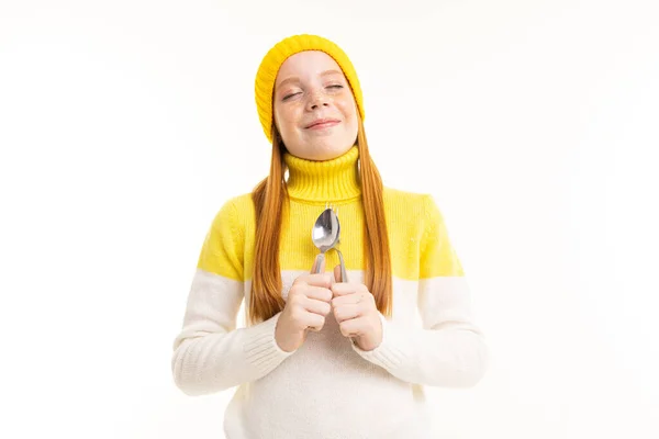 Linda Adolescente Sombrero Amarillo Posando Con Tenedor Cuchillo Sobre Fondo —  Fotos de Stock