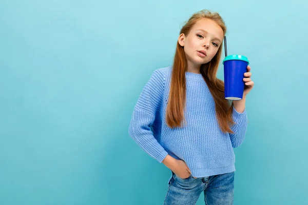 Nettes Kleines Mädchen Posiert Mit Papierglas Vor Blauem Hintergrund — Stockfoto