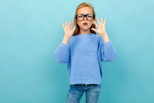 Mavi Arka Planda Gözlüklerle Poz Veren Küçük Akıllı Kız — Stok fotoğraf