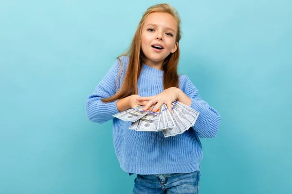 Carino Bambina Con Soldi Posa Contro Blu Sfondo — Foto Stock