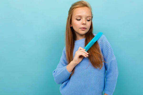 Niña Posando Con Cepillo Pelo Sobre Fondo Azul — Foto de Stock