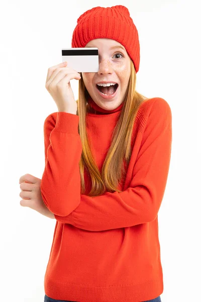 Bonito Menina Segurando Cartão Crédito Posando Contra Fundo Branco — Fotografia de Stock