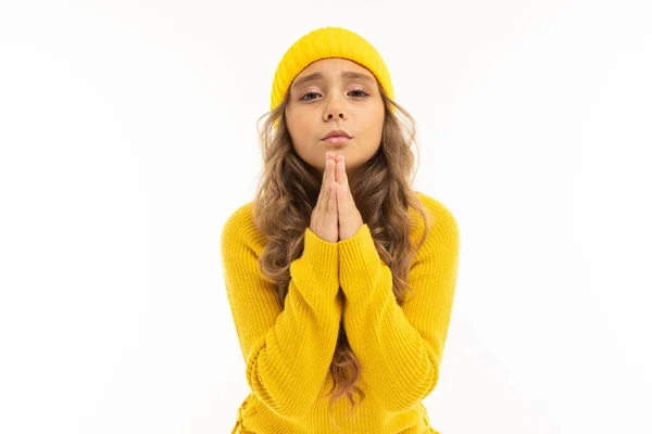 Hermosa Chica Ropa Amarilla Posando Sobre Fondo Blanco —  Fotos de Stock