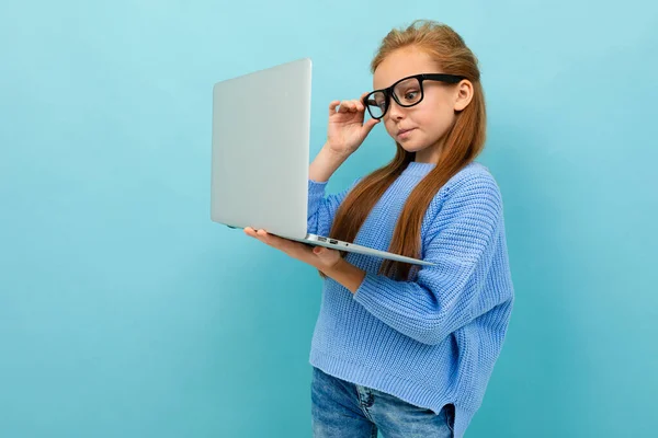 Маленька Дівчинка Позує Окулярах Ноутбуці Синьому Фоні — стокове фото