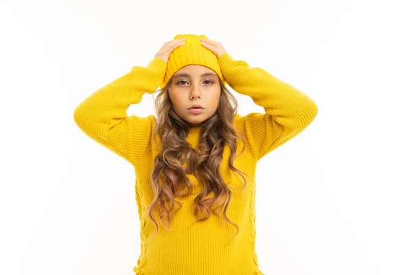 Bella Ragazza Abiti Gialli Posa Contro Sfondo Bianco — Foto Stock