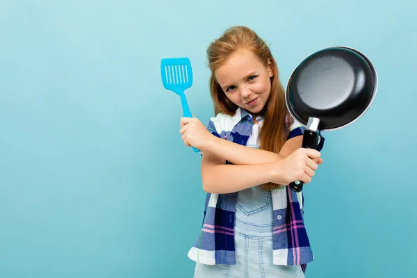 Linda Niña Posando Con Sartén Sobre Fondo Azul — Foto de Stock