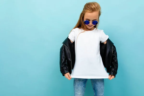 Schattig Klein Meisje Poseren Tegen Blauwe Achtergrond — Stockfoto