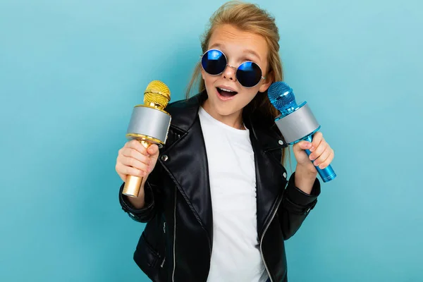 Nettes Kleines Mädchen Schwarzer Lederjacke Posiert Mit Zwei Mikrofonen Vor — Stockfoto