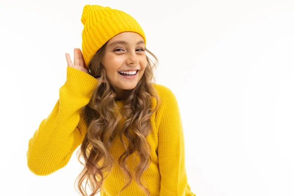 Mooi Meisje Gele Kleren Poseren Tegen Witte Achtergrond — Stockfoto