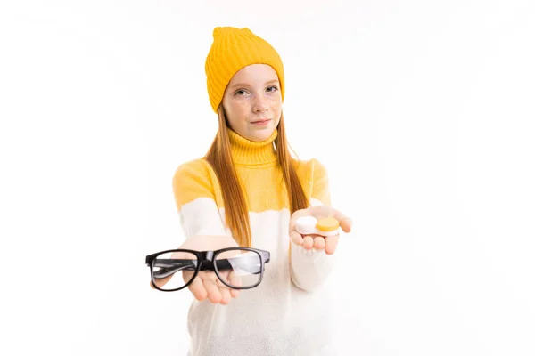 모자를 귀여운 소녀가 배경에 안경을 포즈를 취하는 — 스톡 사진