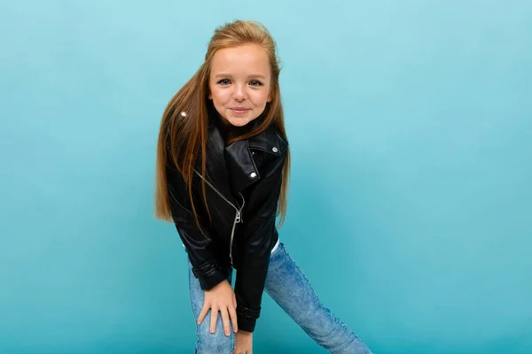 Niña Cool Chaqueta Cuero Negro Posando Sobre Fondo Azul — Foto de Stock