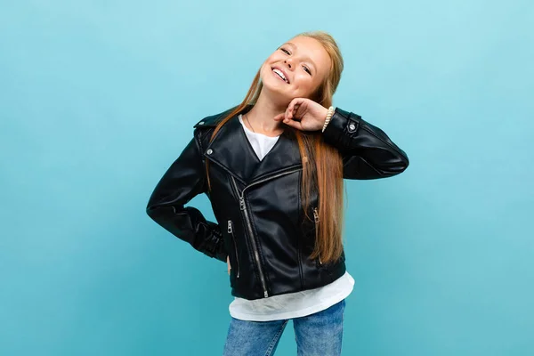 Kleines Cooles Mädchen Schwarzer Lederjacke Posiert Vor Blauem Hintergrund — Stockfoto