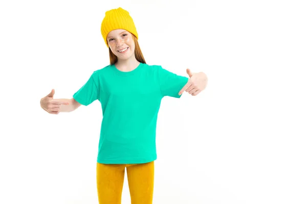 Bonito Adolescente Menina Amarelo Chapéu Posando Contra Branco Fundo — Fotografia de Stock