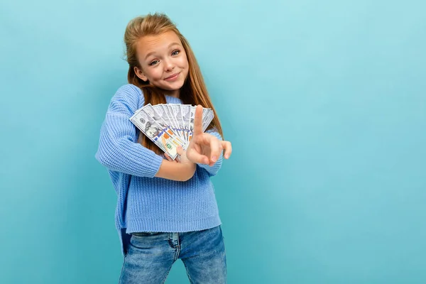 Carino Bambina Con Soldi Posa Contro Blu Sfondo — Foto Stock