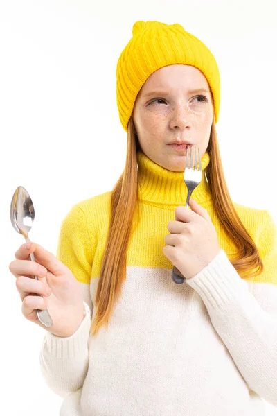 Linda Adolescente Sombrero Amarillo Posando Con Tenedor Cuchillo Sobre Fondo Imagen De Stock