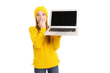 Sarı elbiseli şirin kız dizüstü bilgisayar tutuyor. 