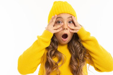 Sarı elbiseli güzel kız beyaz arka planda poz veriyor