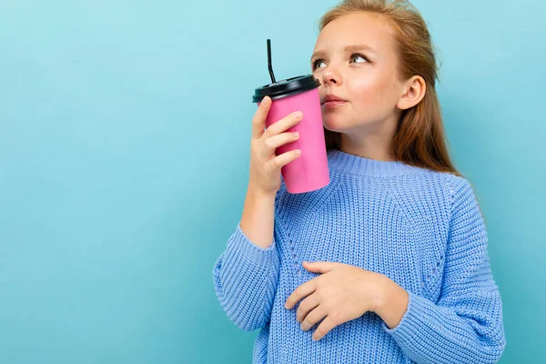 Linda Niña Posando Con Vidrio Papel Sobre Fondo Azul — Foto de Stock