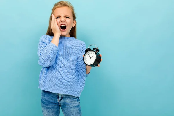 Kleines Mädchen Posiert Mit Wecker Vor Blauem Hintergrund — Stockfoto