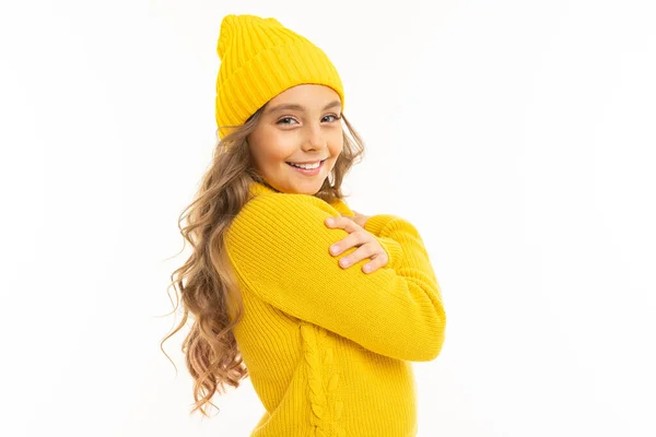 Menina Bonita Roupas Amarelas Posando Contra Fundo Branco — Fotografia de Stock