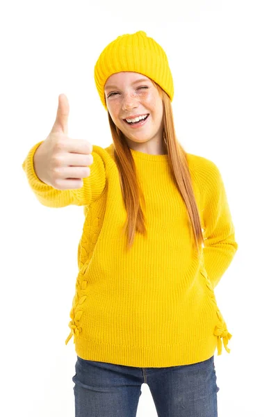 Roztomilý Dospívající Dívka Žlutém Svetru Klobouk Pózovat Proti Bílému Pozadí — Stock fotografie