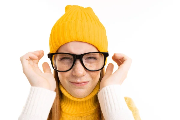 可愛いですティーン女の子で黄色の帽子Posingとともに眼鏡と白の背景 — ストック写真