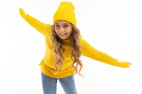 Mooi Meisje Gele Kleren Poseren Tegen Witte Achtergrond — Stockfoto