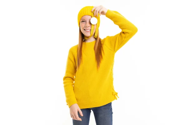 Carino Adolescente Giallo Cappello Posa Con Premio Contro Sfondo Bianco — Foto Stock